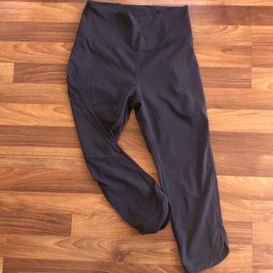 Lululemon women’s size 8 grey mesh vented Capri